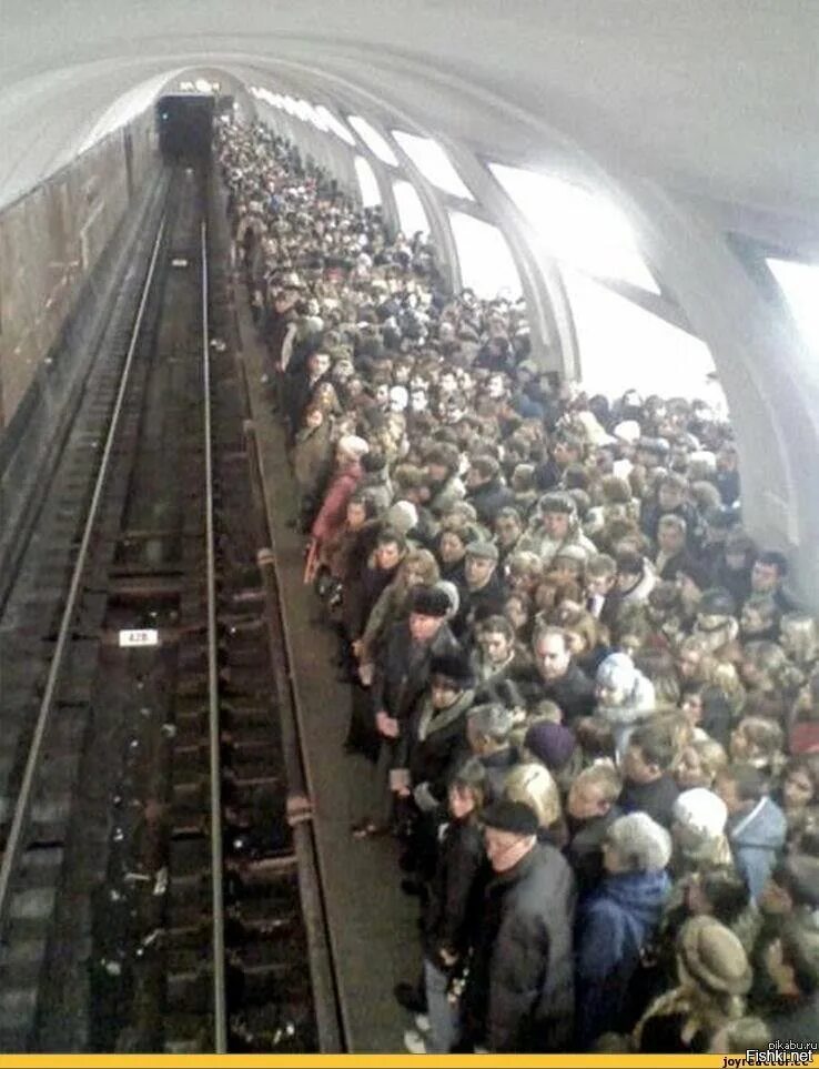 Час пик в метро. Очереди Московского метро. Выхино толпа. Толпа в метро.