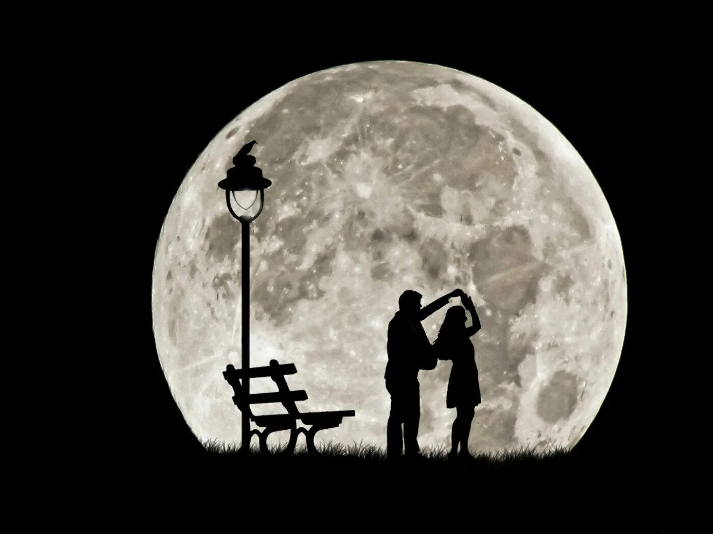 Силуэты влюбленных. Силуэт на фоне Луны. Влюбленные силуэт. Луна и влюбленные.