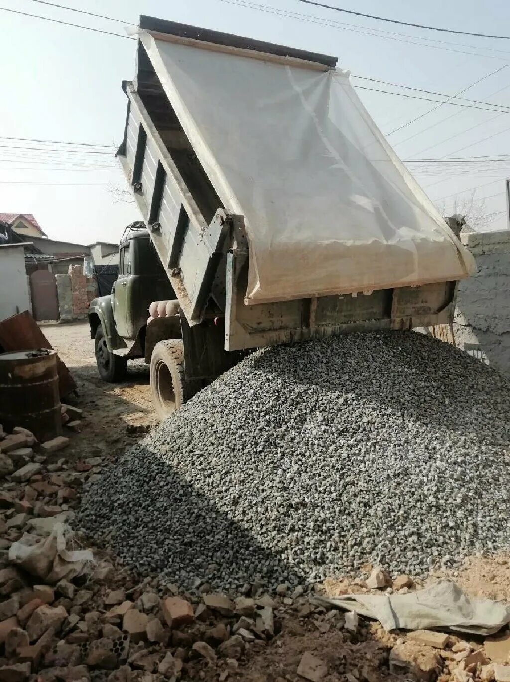 Песок из отсевов дробления 0-5. Мелкий гранитный щебень. 20 кубов щебня. Щебень 5-20 камаз. 25 кубов щебня фракция 20-40.