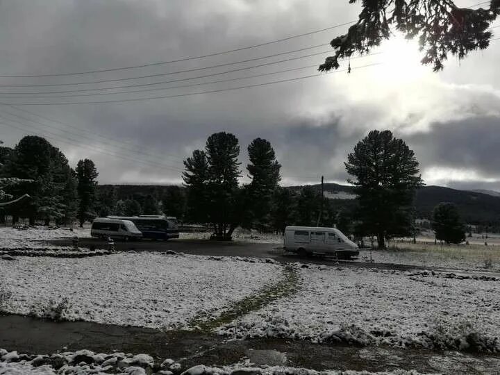 Где в области выпал снег. На Семинском перевале выпал снег. Снег на Семинском перевале 1 июля 2022. Где на Алтае выпал снег. Выпал ли снег на Алтае.