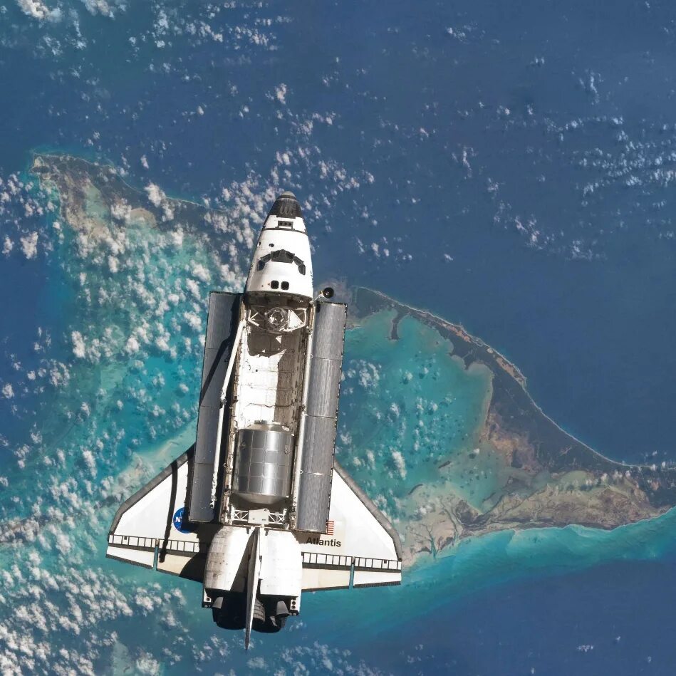 Шаттл на орбите. Спейс шаттл атлантис. atlantis space shuttle orbiting earth. спейс шаттл на орбите. буран шаттл на орбите.