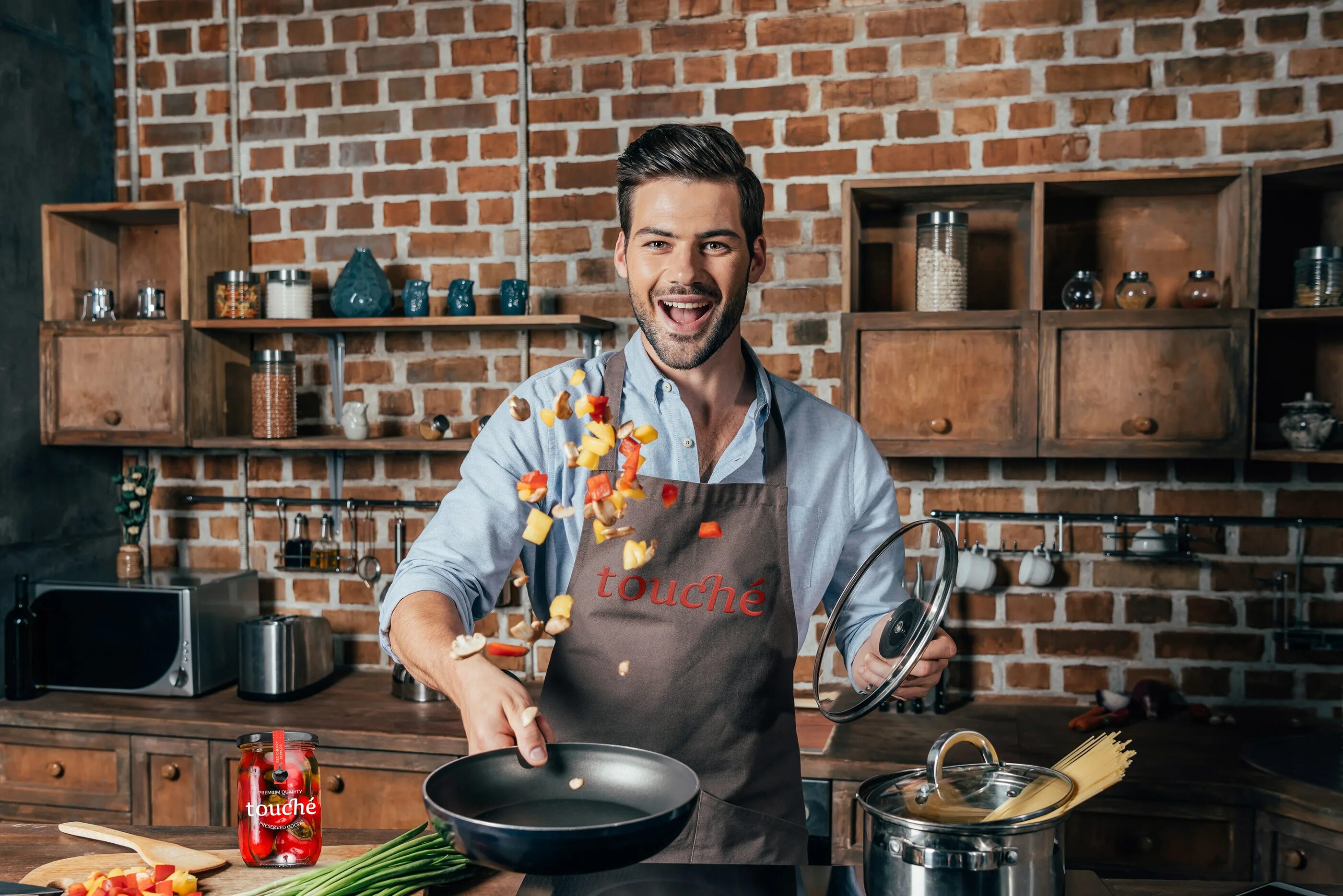 Cooking man. Парень готовит. Мужчина в фартуке на кухне. Повар мужчина на кухне. Мужчина готовит.