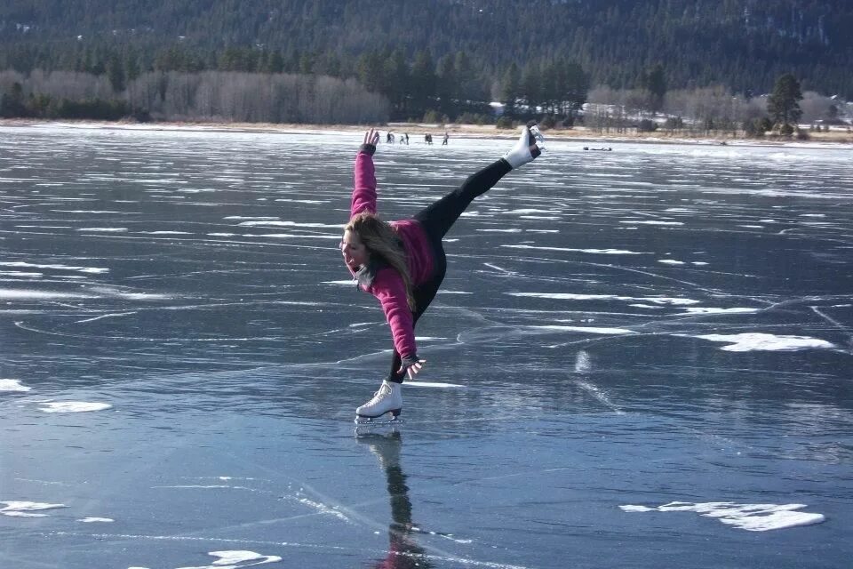 Pond Skating. Ultra Jump ghiaccio. Saint Sauveur Quebec Skating in Forest.