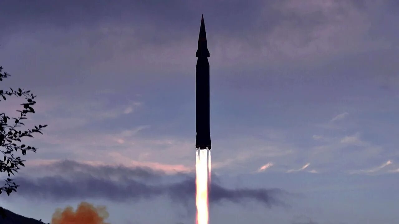 Хвасон-8. Кндр запустила баллистическую ракету в направлении японского моря. Северная корея гиперзвуковые. Крылатые ракеты северной кореи. Северная корея гиперзвуковые.