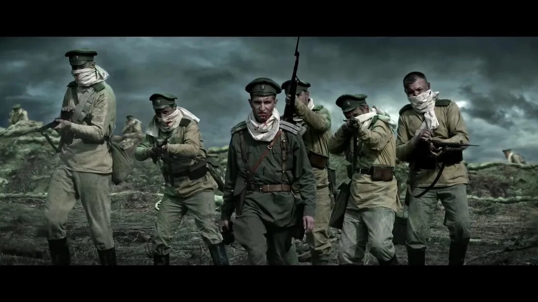 солдат на фоне заката. крепость осовец атака мертвецов. солдат бежит. щорс гражданская война. солдат российской империи.