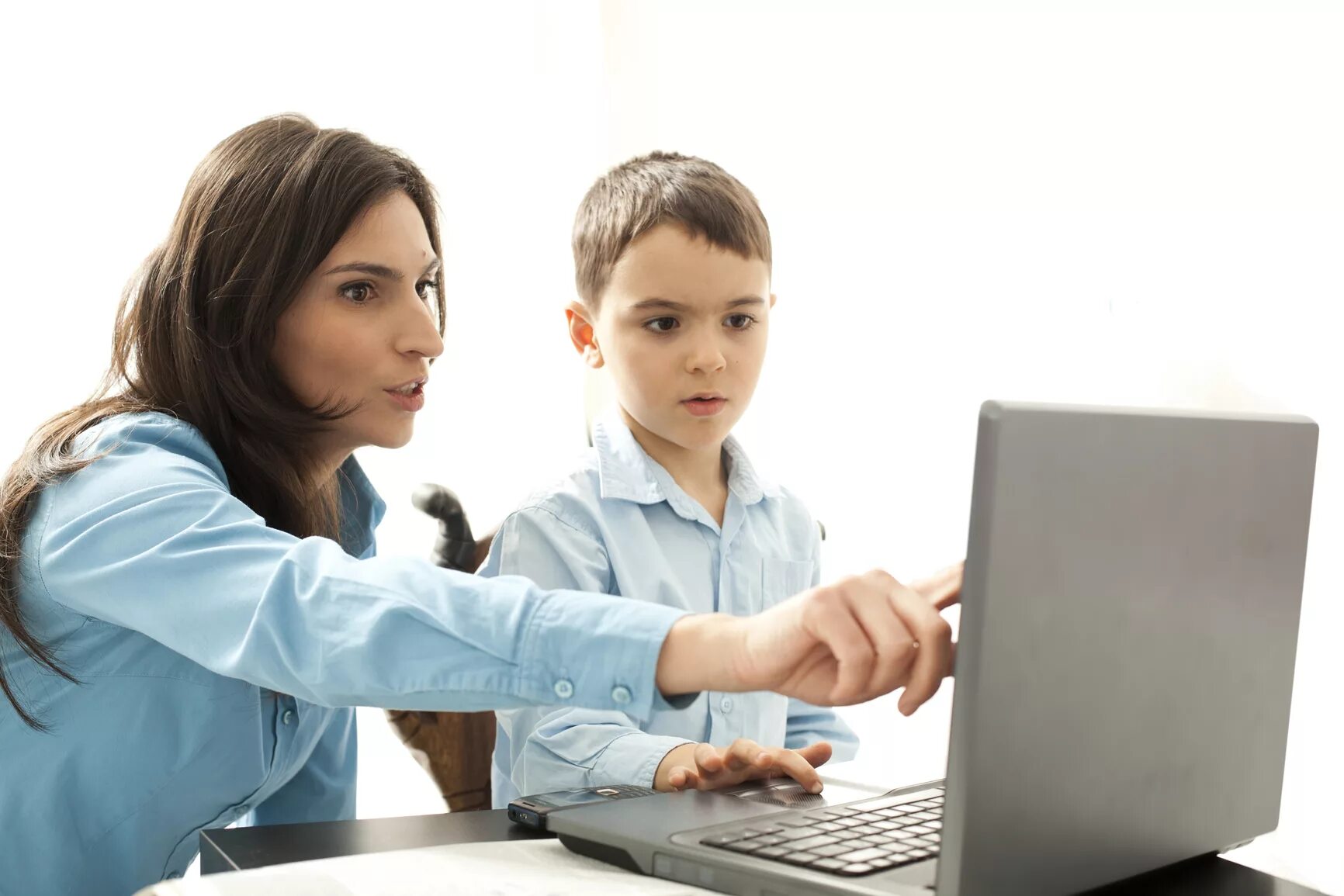 Компьютер для детей. Детям об интернете. Родители и дети в интернете. Подросток за компьютером.