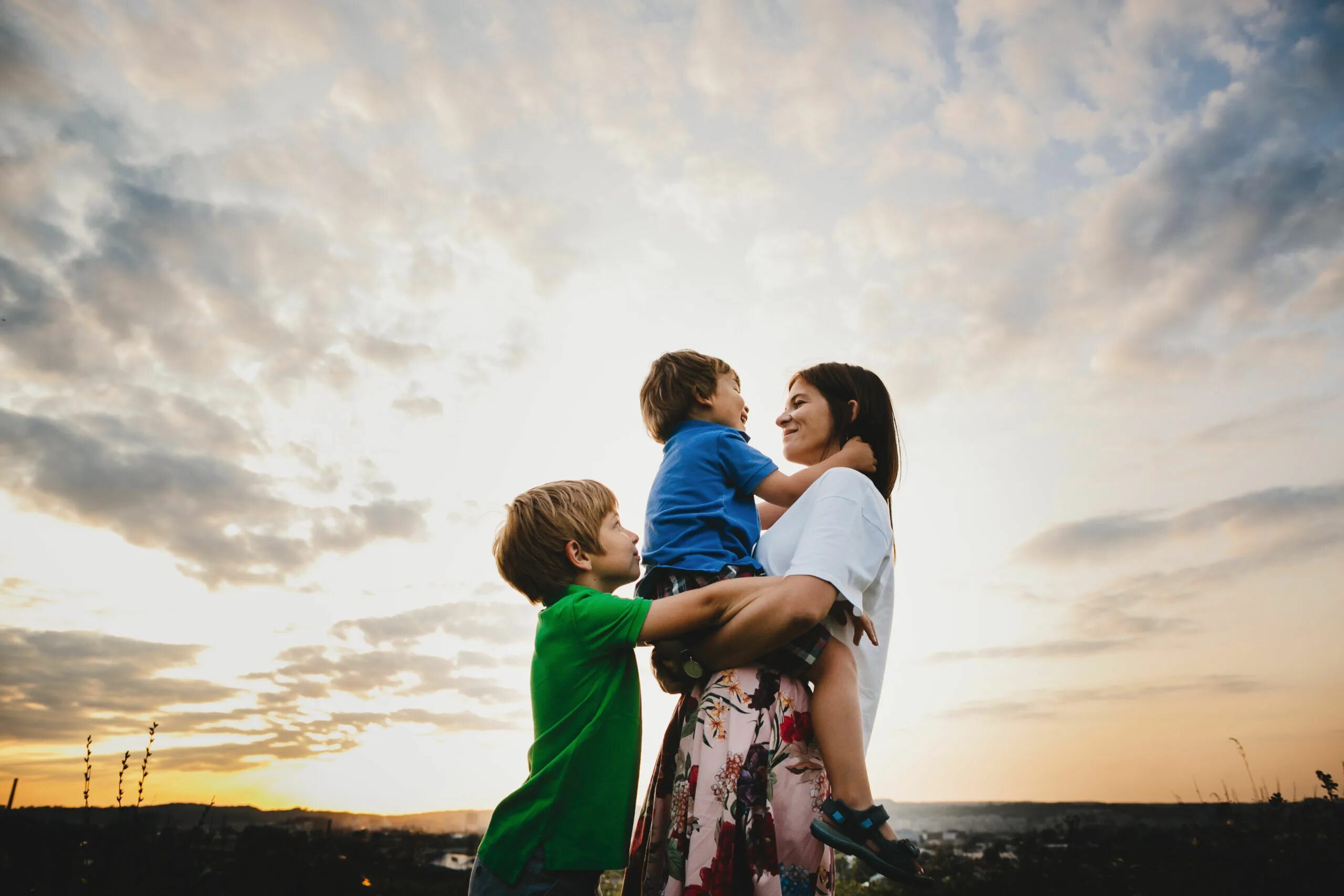 Where do your parents. Мама с двумя детьми. Мать с ребенком. Фотосессия с двумя сыновьями. Фотосессия с сыном.