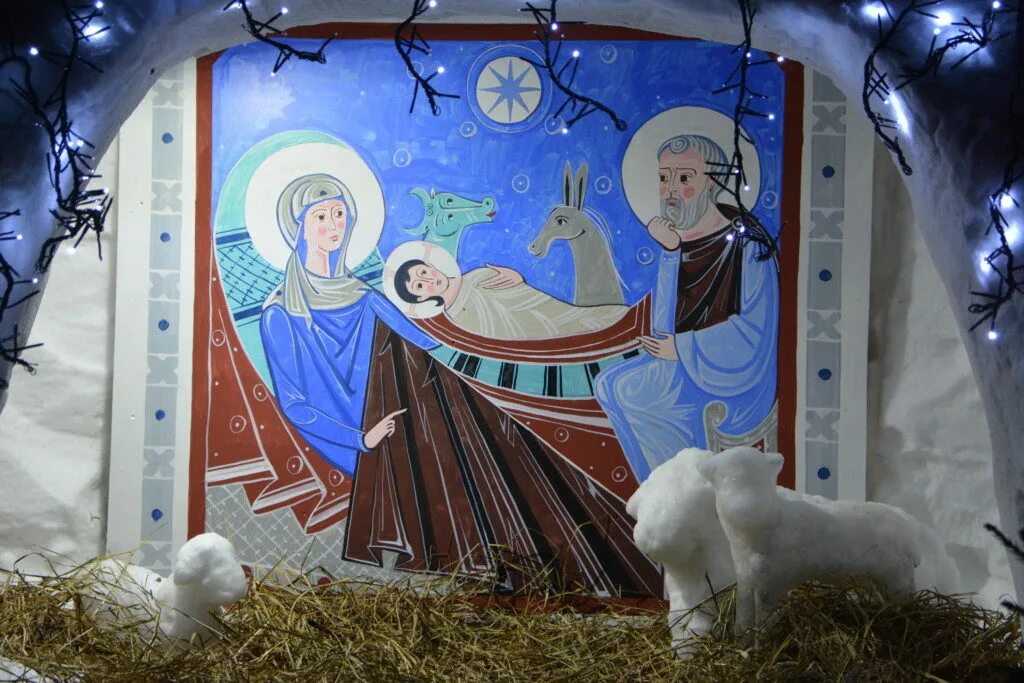 Рождественские ясли во франции. Вертеп в храме христа спасителя. Рождественский вертеп у храма христа спасителя. Рождественские ясли во франции. Псково-печерский монастырь рождество.