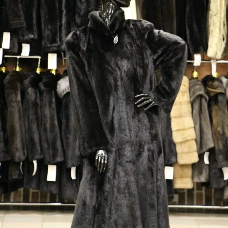 Сдать мутоновую шубу в ломбард сыктывкаре. Выставка шуб в братске. Меняем старую шубу на новую. Торгует шубами. Старая мутоновая шуба гравировка.