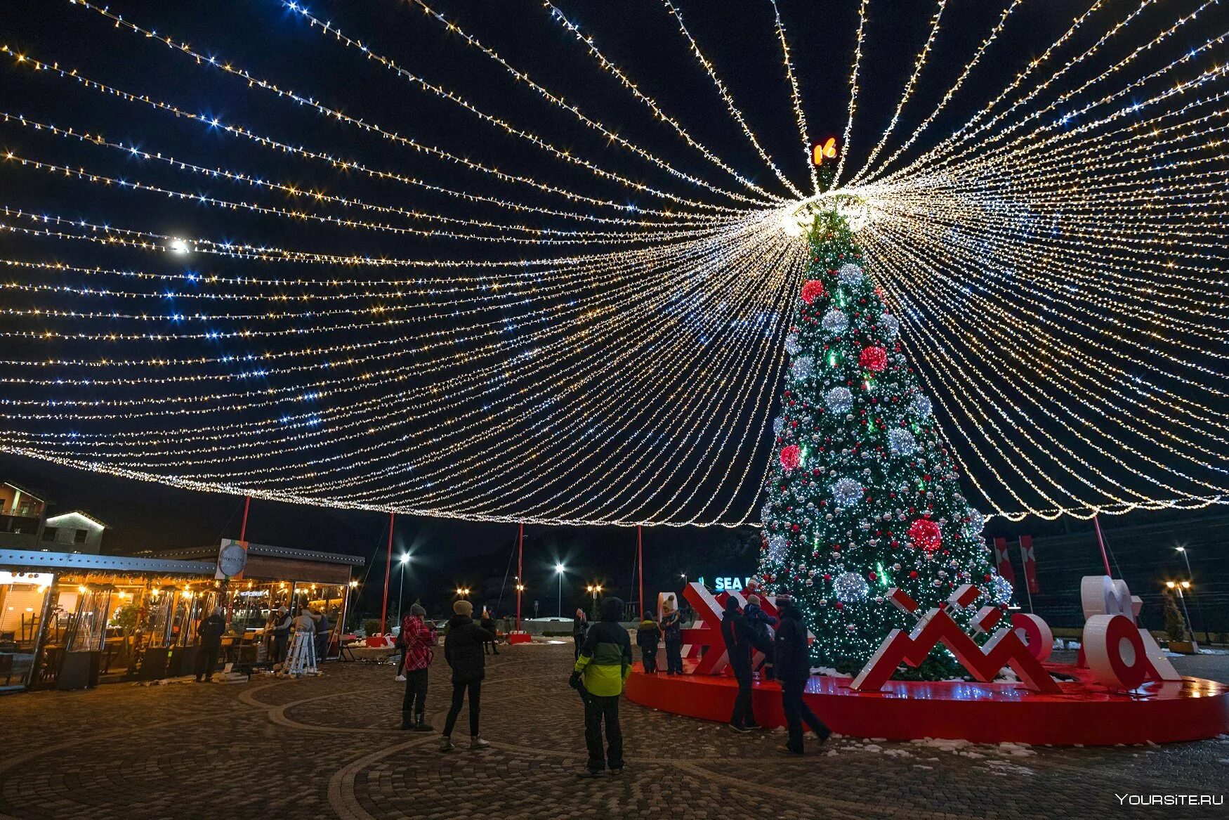 Елка роза хутор 2020. Новый год роза хутор 2020. Новый год красная поляна роза хутор сочи. Новогодние каникулы в сочи. Вечерний роза хутор.