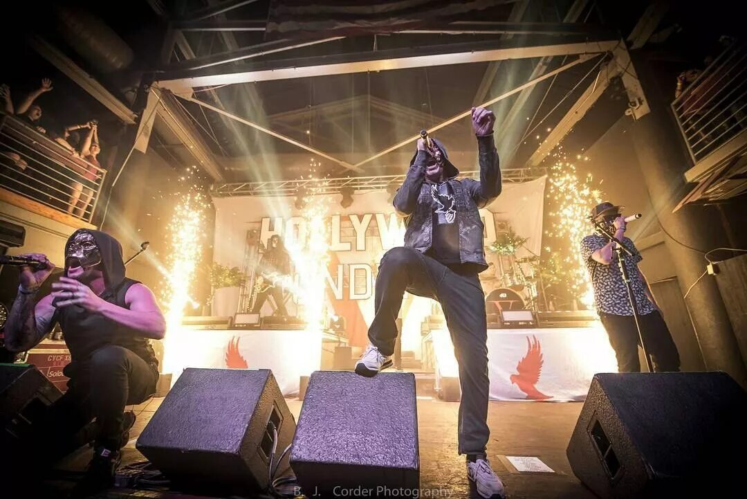 Группа hollywood undead. Hollywood undead live. Дэнни голливуд андед. Hollywood undead альбомы. Hollywood undead american tragedy.