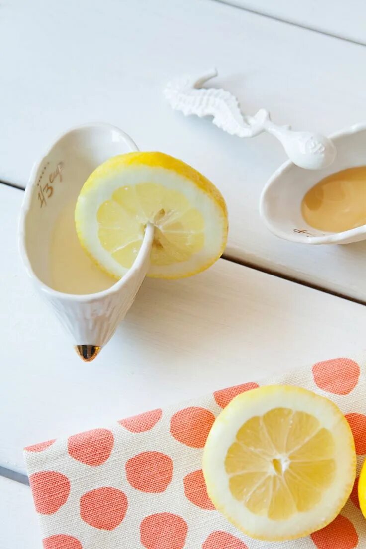 Lemon beauty. Lemon beauty. Лимонные девушки. Желтый экзотический фрукт. Лимон долька красивая.
