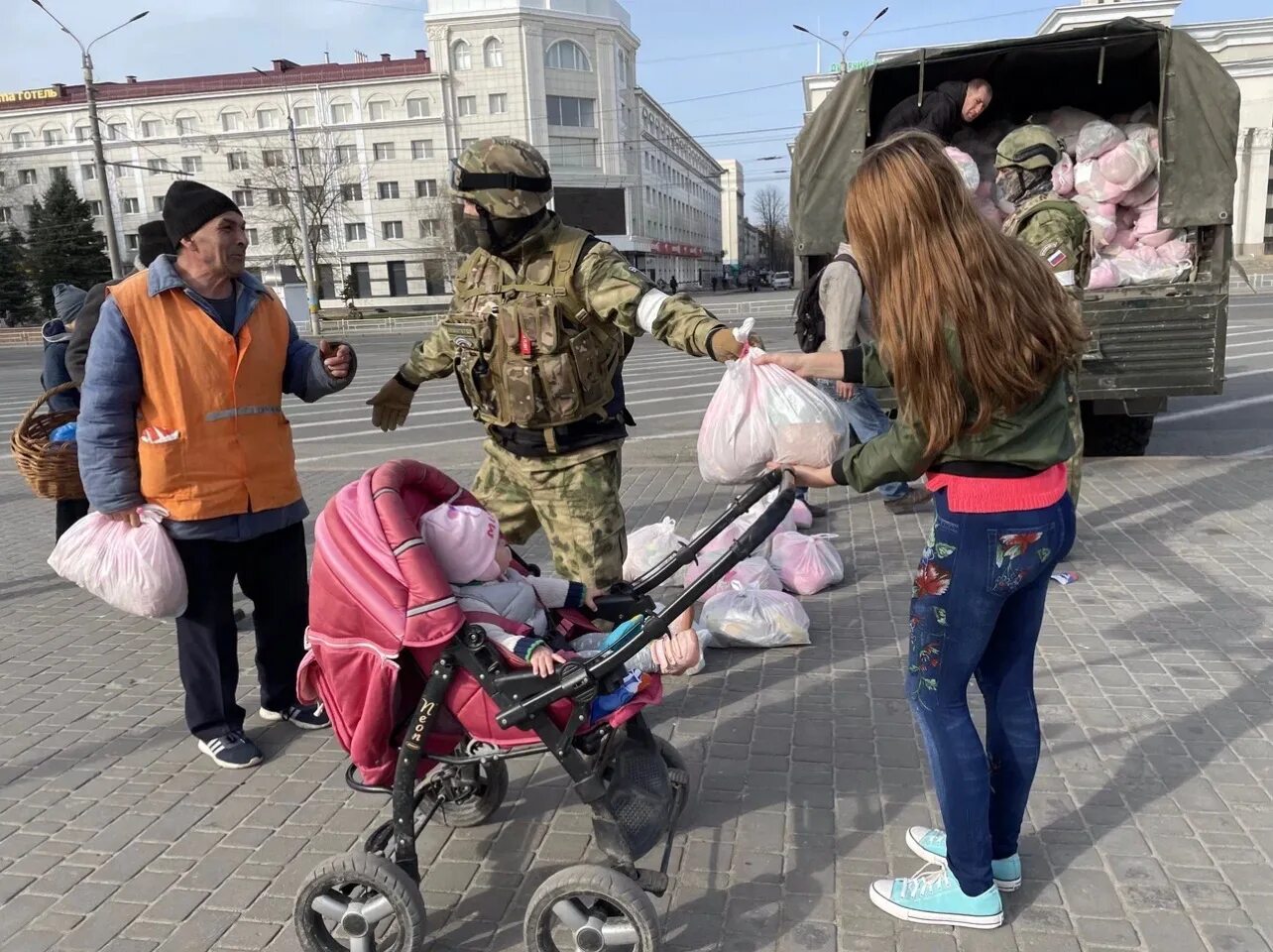 Гто сейчас. Раздача гуманитарной помощи в Херсоне. В Херсоне раздают гуманитарку. В Херсоне раздали гуманитарную помощь. Херсон раздача гуманитарки.