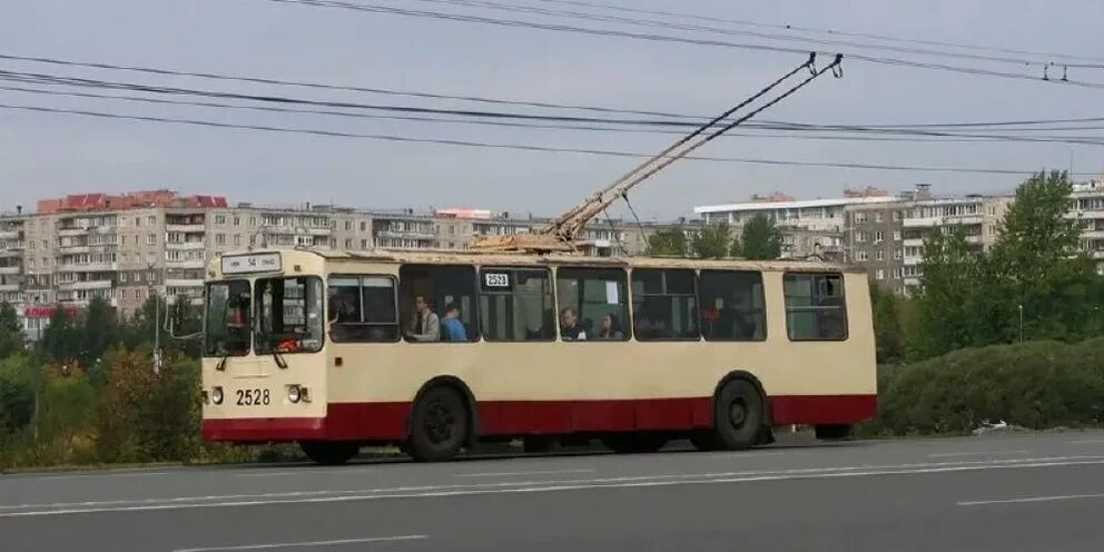 Движение 14 троллейбуса. Троллейбус 14. Троллейбус Челябинск. Троллейбусы Энгельса. Троллейбус обогнал троллейбус.