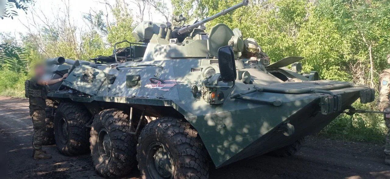 Бтр пытается проскочить мимо танков. Бтр 82а тайфун. бтр-82а на донбассе.