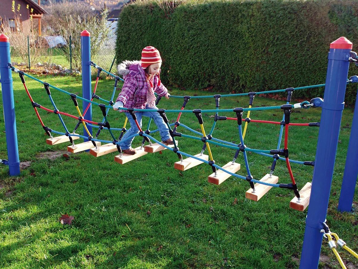 Парк с препятствиями. Детский подвесной мостик. Подвесной мостик для детской площадки. Веревочный мостик для детской площадки. Подвесной мост для детской площадки.