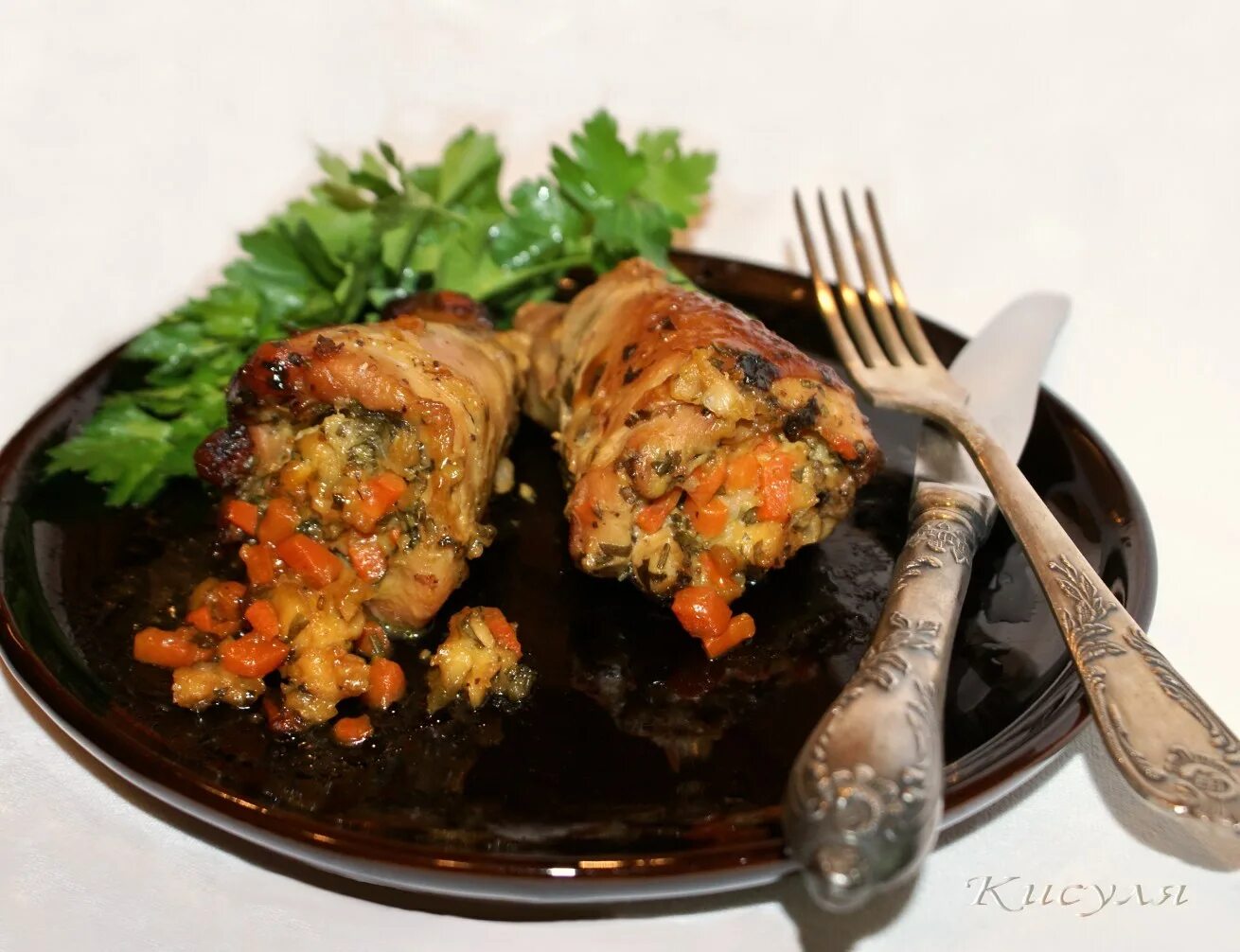 Голень фаршированная сыром в духовке. Голень фаршированная сыром в духовке. Куриные голени фаршированные грибами. Фаршированные куриные ножки. Голень фаршированная куриная.