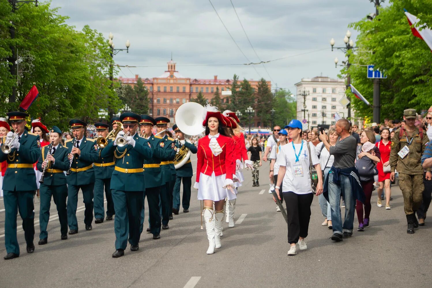 Парад в хабаровске. Марш парад. Парад Хабаровск. Парад на площади Ленина. Шествие на день города Хабаровск.