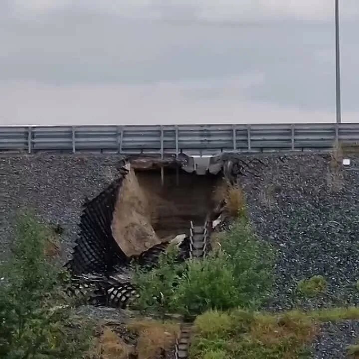 Размыло мост. Разрушенный мост. Объездной мост. Тюмень размыло. Размыло объездную Тюмень.