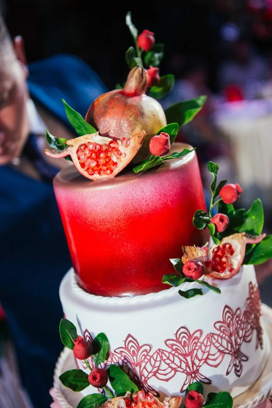 Торт с гранатом декор. Торт из граната. Гранатовый торт. Украшение торта гранатом. Тортики с гранатом.