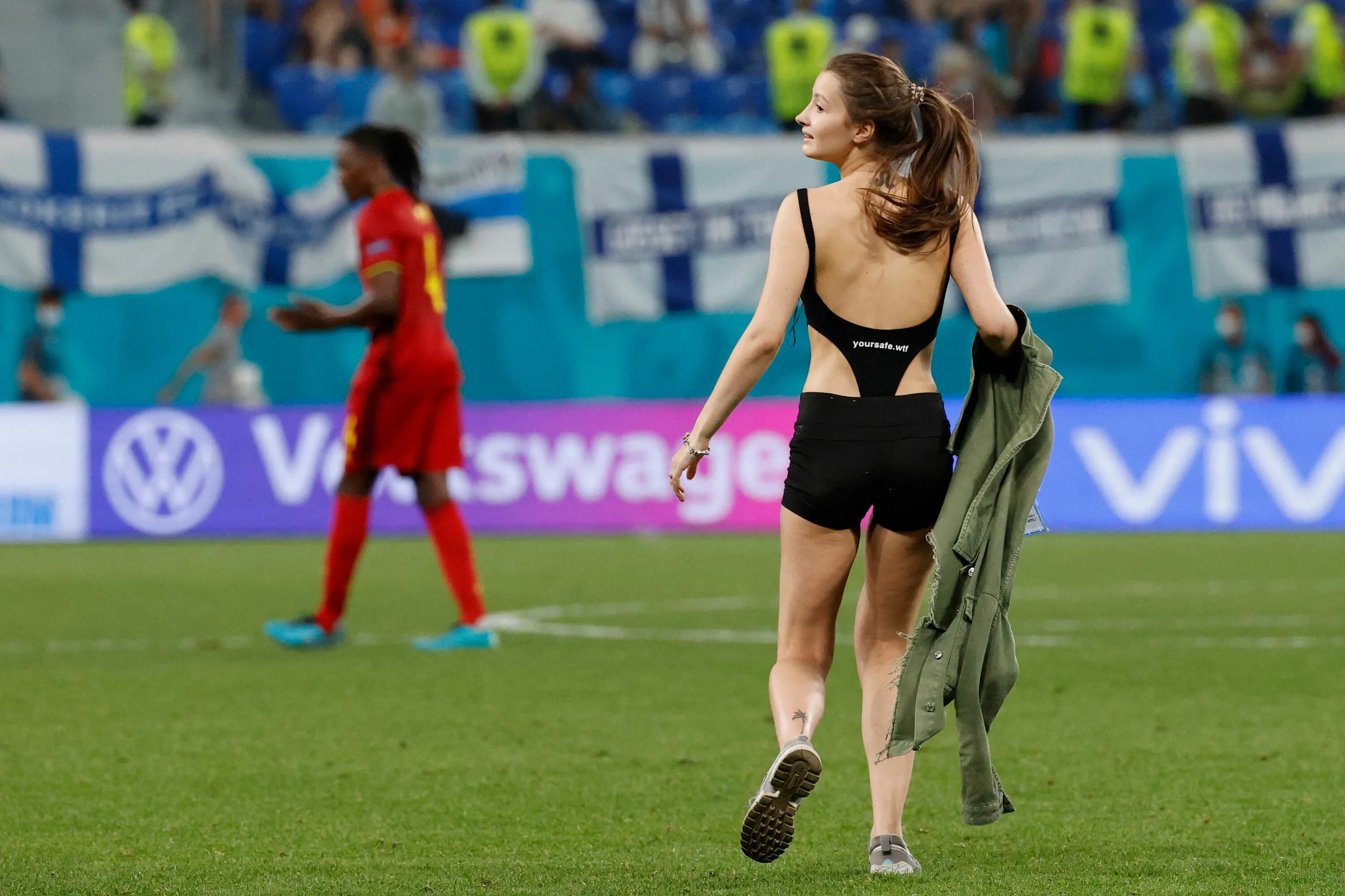 Люди выбежавшие на поле. Болельщицы евро 2020. Болельщица выбежала на поле евро 2020. Девушка выбежала на поле. Девушка на футбольном поле.