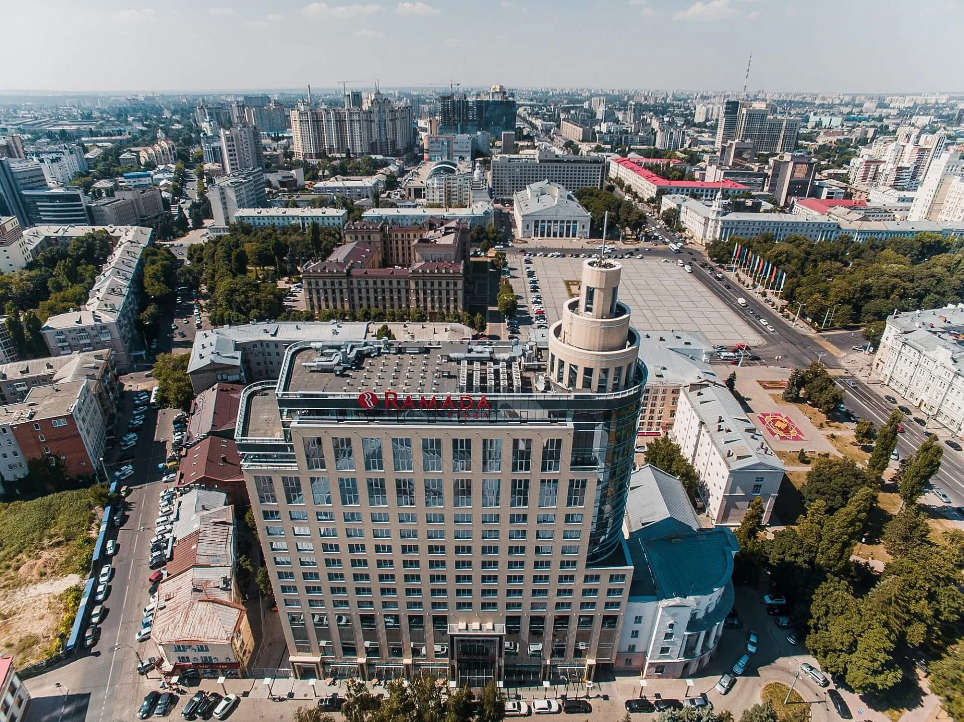 Которая расположена в центре сама