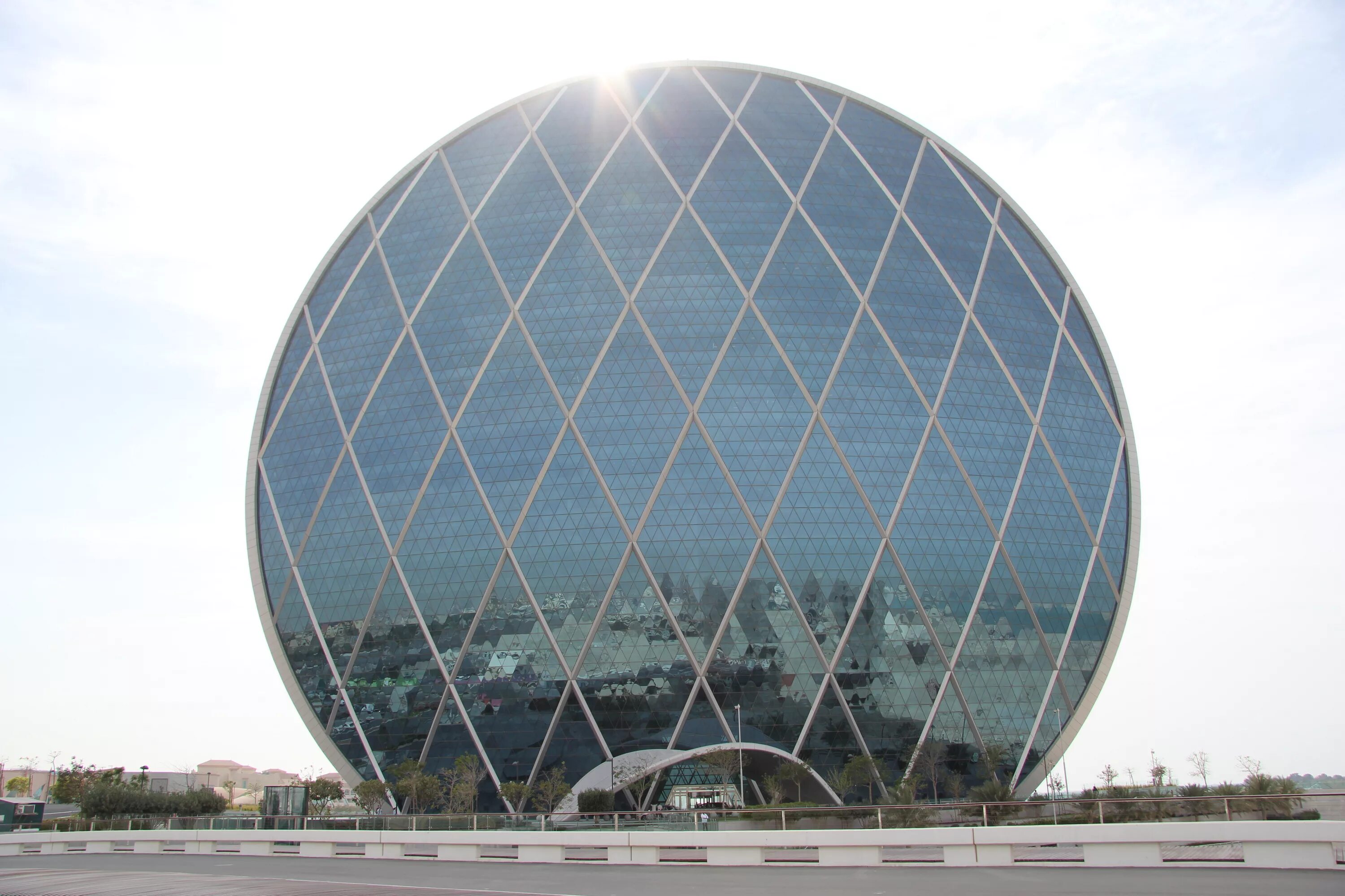 Round build. Aldar Headquarters building (Абу-Даби, ОАЭ, 2010). Алдар Абу Даби. Здание круг Абу-Даби. Небоскреб «Aldar hq” в Абу Даби.