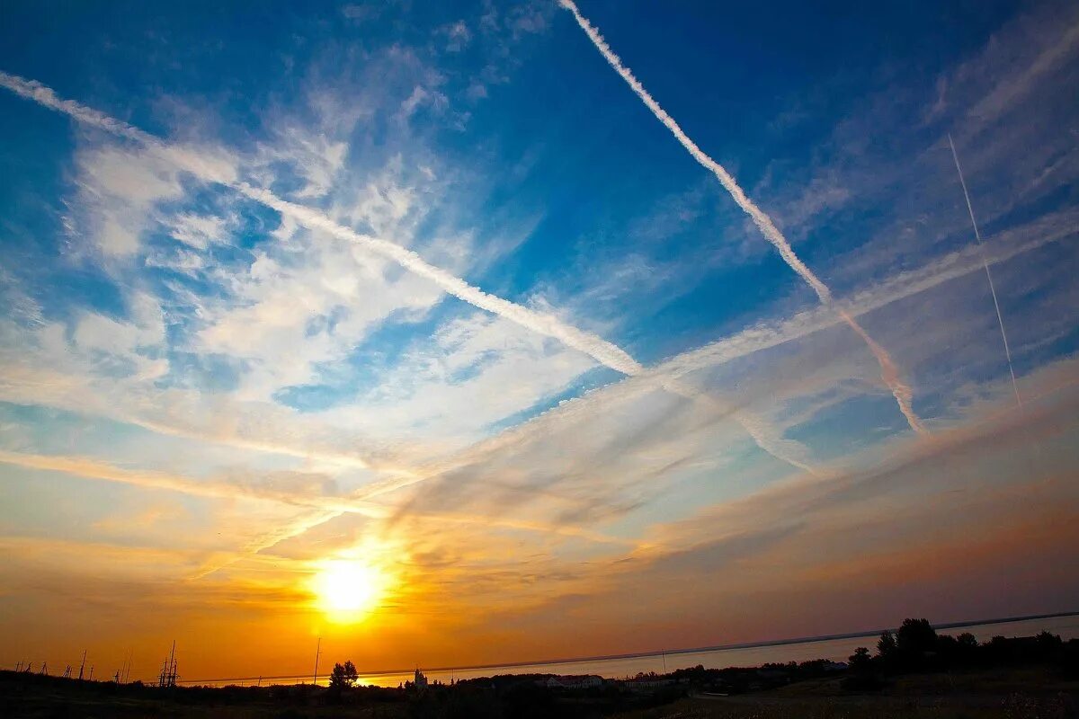 Что бывает в небе. Облака н похожи на крышу. Небо бывает разное. Что бывает небесным. Кучево дождевые вымеобразные.