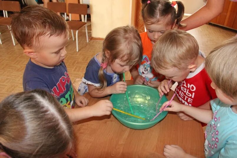 Игра пузырь младшая группа. Эксперименты с мыльными пузырями в детском саду. Подвижные игры для самых маленьких на улице. Игра пузырь младшая группа. Игры с мыльными пузырями в детском саду младшая группа.