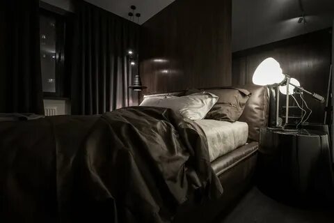 Кровать в темной комнате