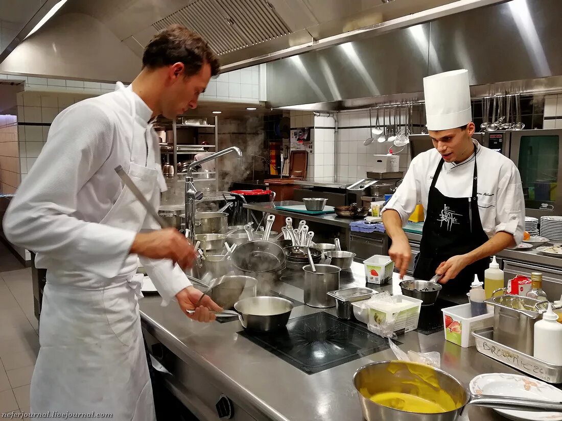 повар деятельность. повар деятельность. повар в ресторане. кухня ресторана. повара в горячем цехе.