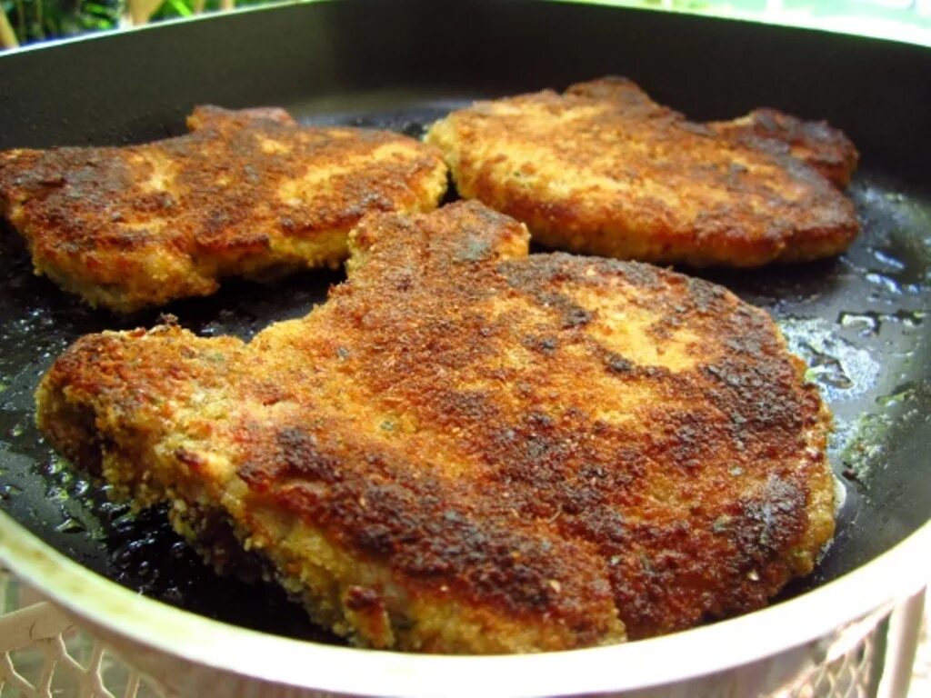 Свиные отбивные на сковороде. Отбивные на сковороде. вкусные отбивные из свинины на сковороде. свиные отбивные жареные на сковороде.