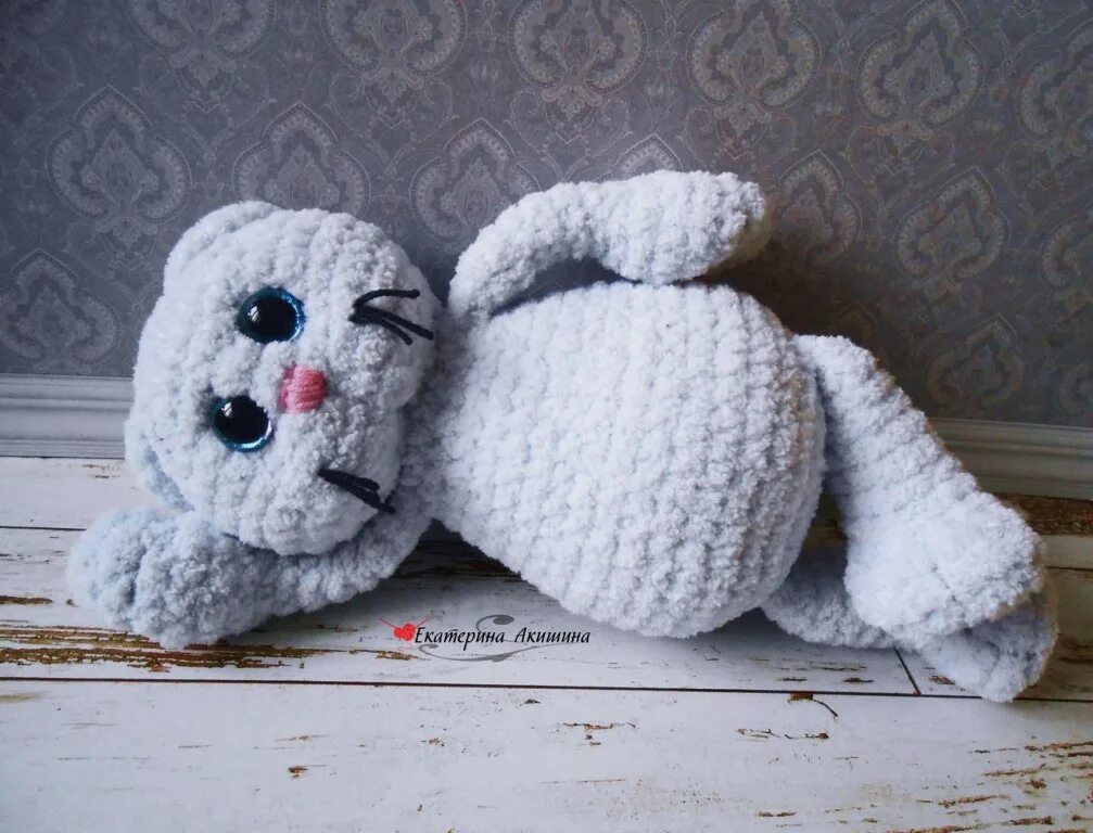 Кот басик крючком схема. Плюшевый кот амигуруми басик. вязаный кот басик из плюшевой пряжи. плюшевый кот басик крючком. котик басик амигуруми.