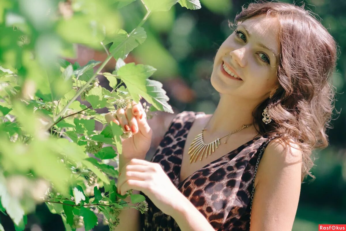 зеленые рефлексы на лице. зеленый рефлекс. зеленые рефлексы на лице от зелени. «reflex» - сеть. цветные рефлексы фото.