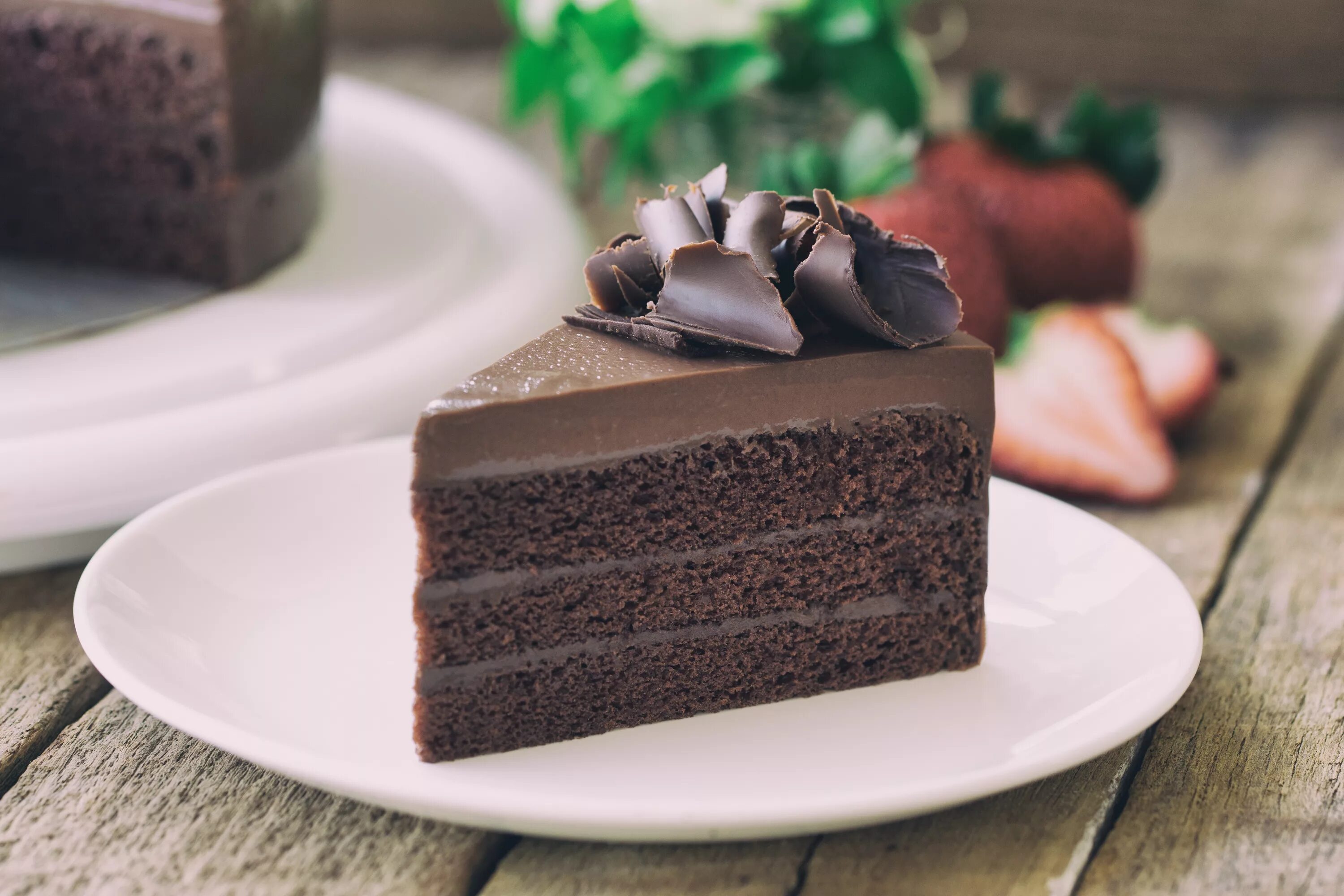 Шоколадный кейк. Торт Прага Брауни. Кусок торта. Кусочек шоколадного торта. Квадратный шоколадный торт.