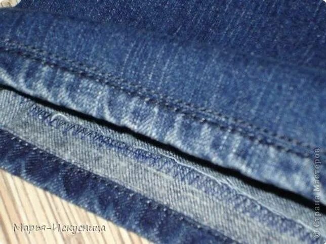 Видео как подшить джинсы с сохранением фабричного. Подшить джинсы. Фабричный шов на джинсах. Подгиб джинсов. Кромка у джинсов.
