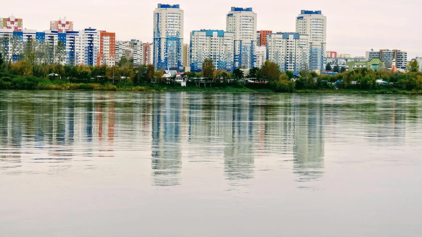 Стекло левый берег. Кемерово левый берег Томи набережная. Кемерово Притомский проспект вид реки. Томь Новокузнецк. Набережная реки Томь в Кемерово.