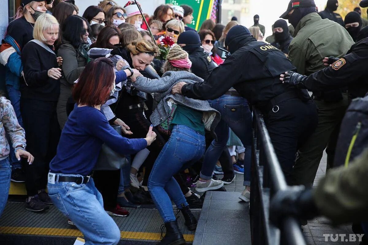 В данный момент в минске. Митинги в минске 2020 задержания. протесты в беларуси 2020 задержание. протесты в минске 2020 разгон. протесты в беларуси женщины.