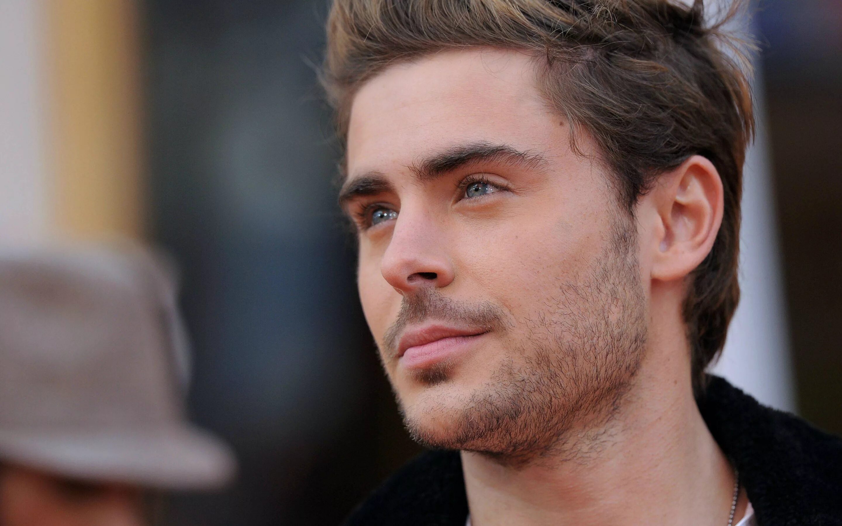 Man face man 3 times. Актер Зак Эфрон. Zac Efron 2019. Зак Эфрон 2022. Зак Эфрон в 20 лет.