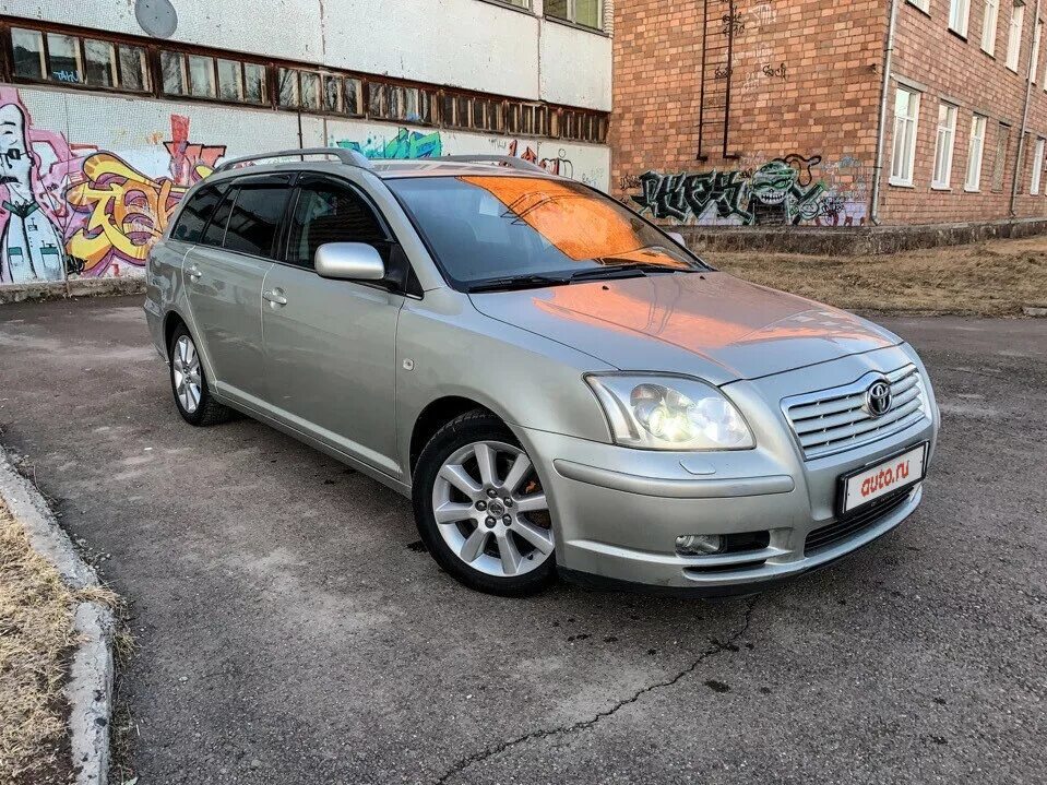 Купить авенсис в красноярском. Toyota Avensis Sol 2004. Золотая Тойота Авенсис. Тойота Авенсис дром. Тойота Авенсис в золотом цвете.