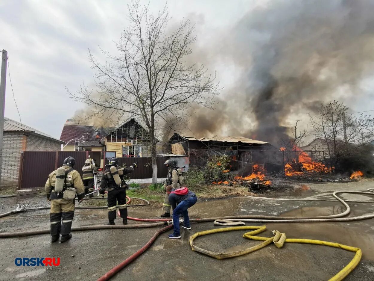 Дом горит. Пожар в здании. Сгоревшие дома. Пожар горит дом.