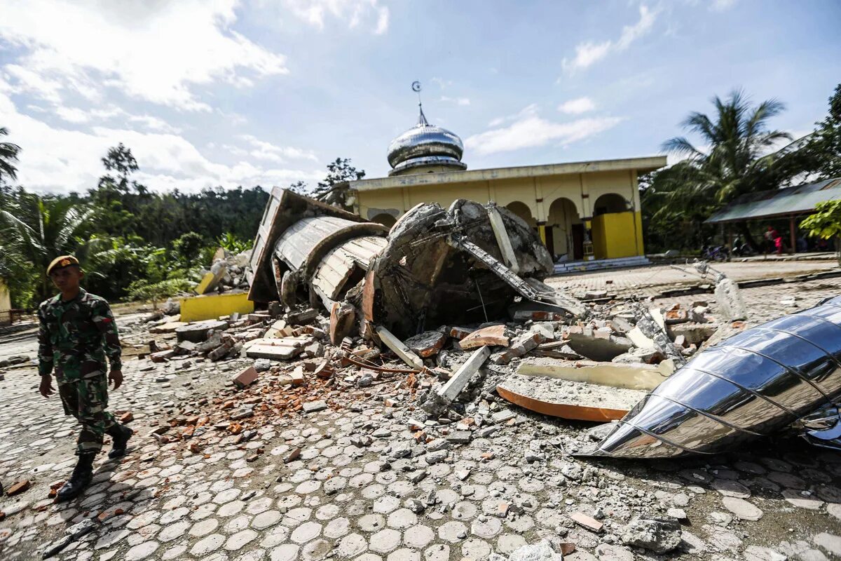 Землетрясение момент. Сильное землетрясение в Индонезии у явы. Суматра землетрясение сегодня. Что было в Суматре землетрясение что там было.