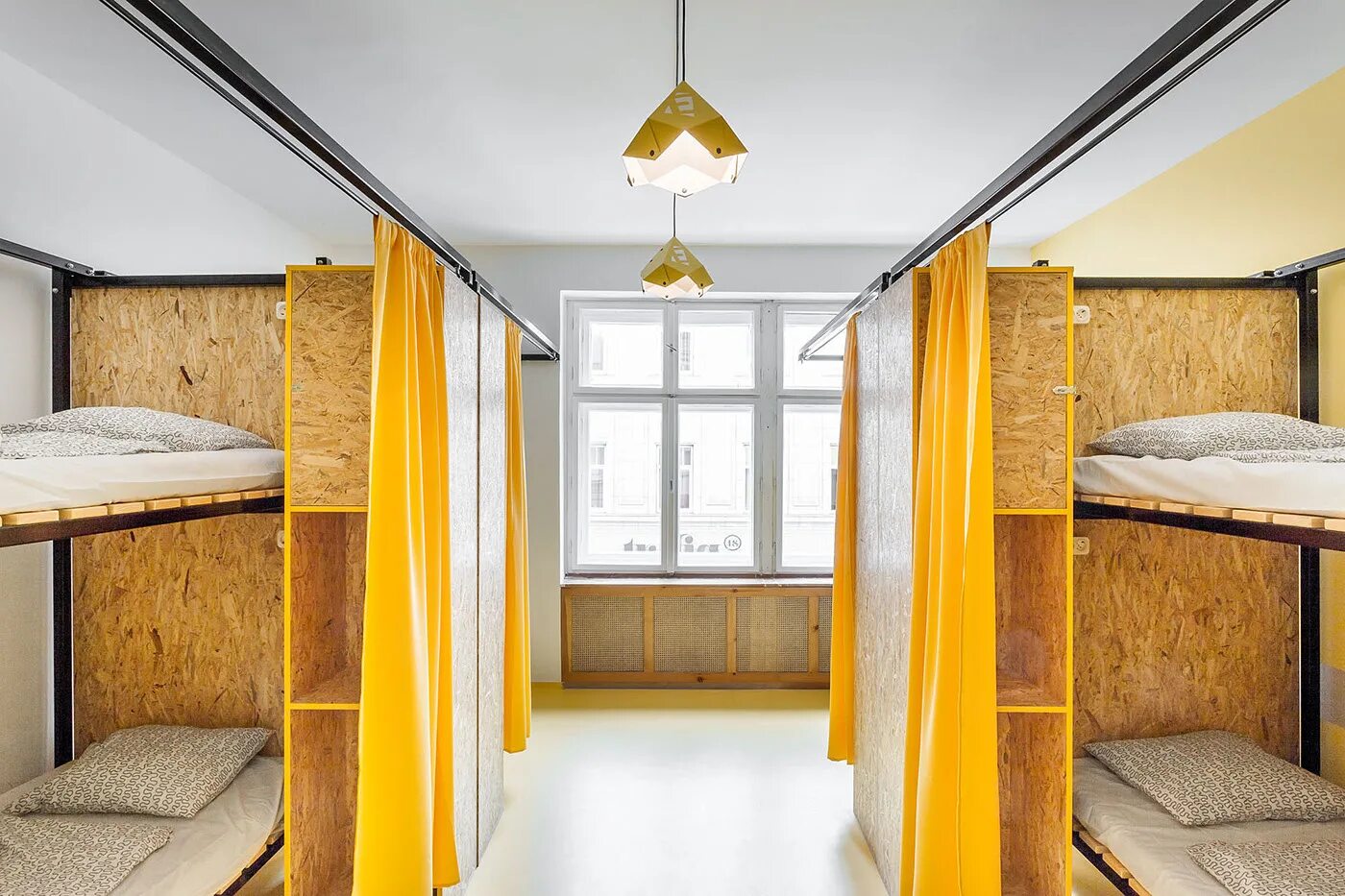 Комната бывшего общежития. Essential hostel будапешт. хостел. интерьер хостела. комната в общежитии.