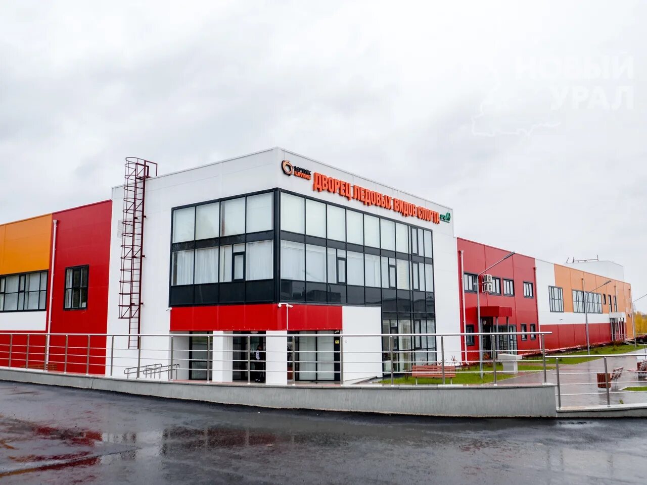 Дворец спорта красноуральск. Кировград ледовая арена. ледовая арена верхняя пышма кривоусова. ледовый дворец город кировград. дворец ледовых видов спорта верхняя пышма.
