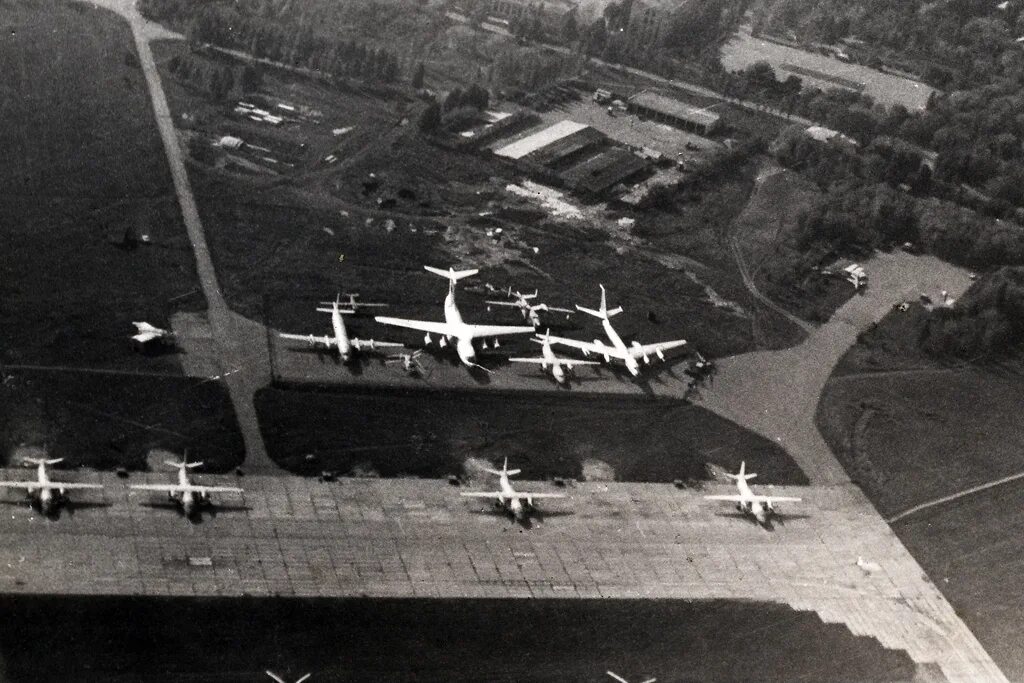 Авиацентр луганск. Луганское военное училище штурманов. музей авиации в луганске. ворошиловградское ввауш. ввауш луганск.