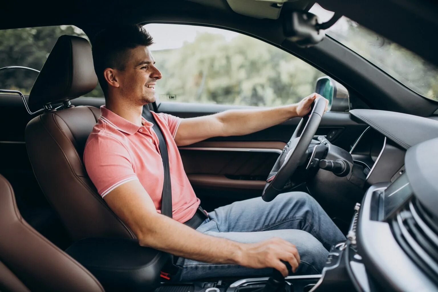 Переведи driving a car. Парень за рулем. Красивый парень за рулем. Мужчина в автомобиле. Мужчина за рулем автомобиля.