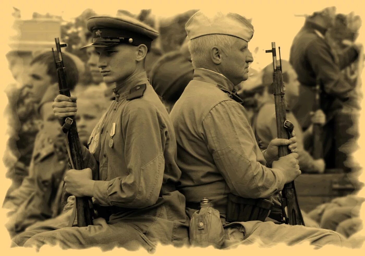 Плечем к плечу. Солдаты стоят плечом к плечу. Советские солдаты плечом к плечу. Советские военные плечом к плечу.