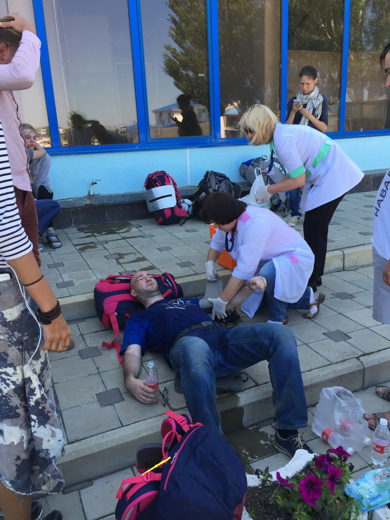 Полиция анапы. Фото девушки после аварии. Телеканал пятница съемочная группа. Фото девушки после аварии. Анапа избиение.