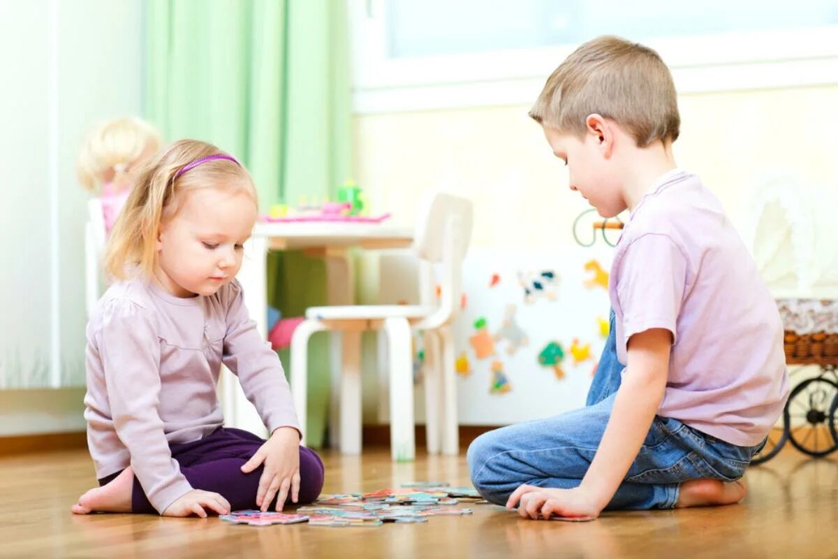 Мальчик играет с сестрой. Игры с братьями для детей. Игры с сестренкой. Девочка играет с братом. Старший брат чинит игрушку для сестренки.