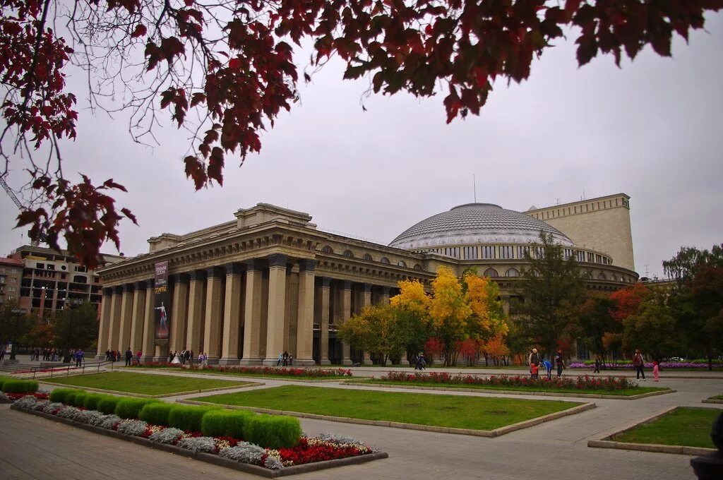 Сколько театров в новосибирске. Оперный театр Новосибирск лето. Новосибирск, оперный театр, площадь Ленина. Новосибирский государственный Академический театр оперы и балета. Новосибирский оперный театра Новосибирск летом.